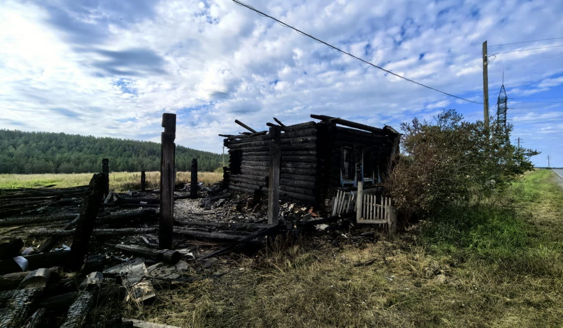 В Артемовском пожарным пришлось выводить людей из задымленного коридора